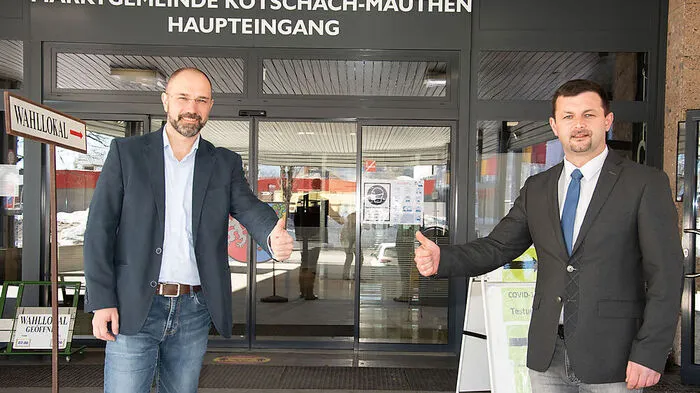 Josef Zoppoth (SPÖ) und Christoph Zebedin (ÖVP) vor dem Wahllokal in Kötschach-Mauthen. Beide sind erst kürzlich wieder Vater geworden. Einer von den beiden wird heute Abend wissen, ob er auch Bürgermeister ist.