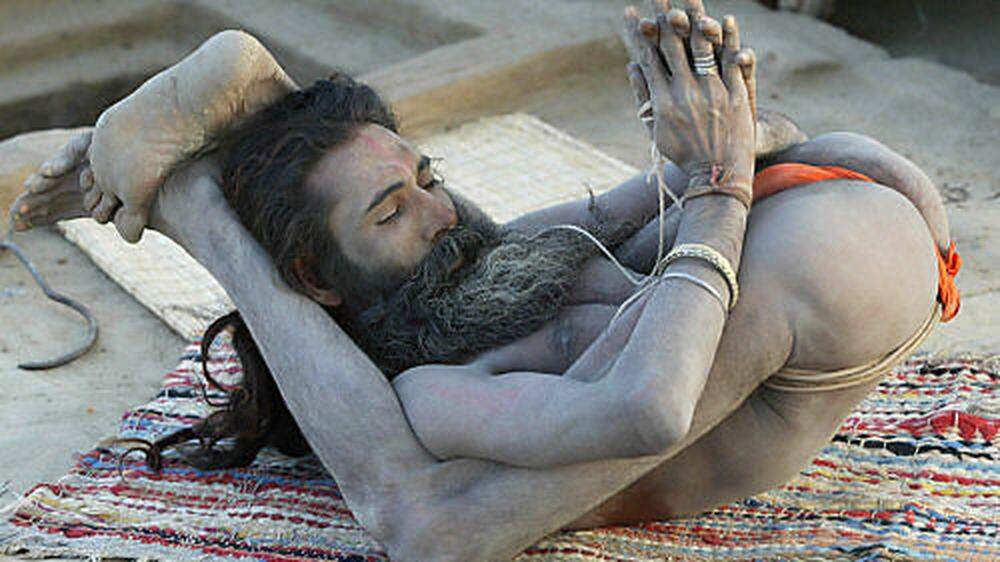 Ein Sadhu zeigt eine Yoga-Übung vor
