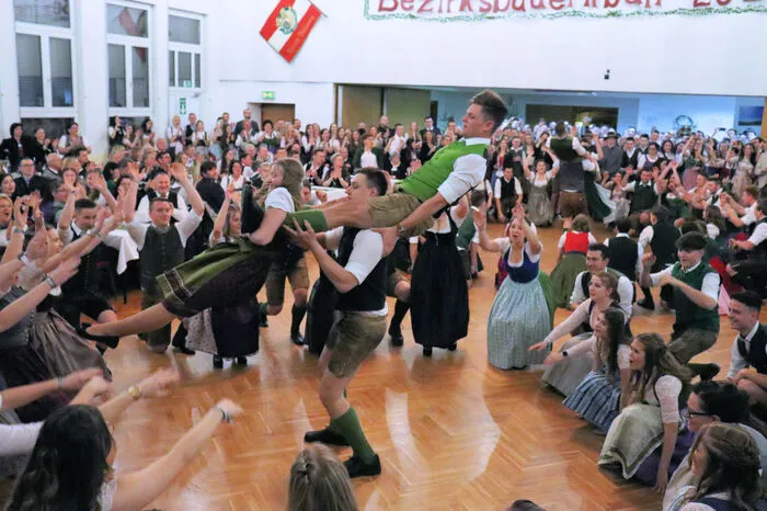 Mit einer sensationellen Eröffnungspolonaise und akrobatischen Einlagen der 36 Tanzpaare begeisterten die jungen Tänzer und Tänzerinnen die Besucher. In der Lipizzanerheimat-Schenke konnten die Ballgäste kulinarische Köstlichkeiten aus der Region genießen und erlesene Weine von heimischen Winzer verkosten.