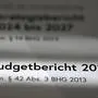 ++ THEMENBILD ++ Heute Mittwoch, 18. Oktober 2023, wurde der Budgetbericht 2024 vorgestellt. Im Bild: Der Bericht der Bundesregierung mit dem Strategiebericht 2024 bis 2027 und dem Budgetbericht 2024, aufgenommen am Mittwoch, 18. Oktober 2023 in Wien.