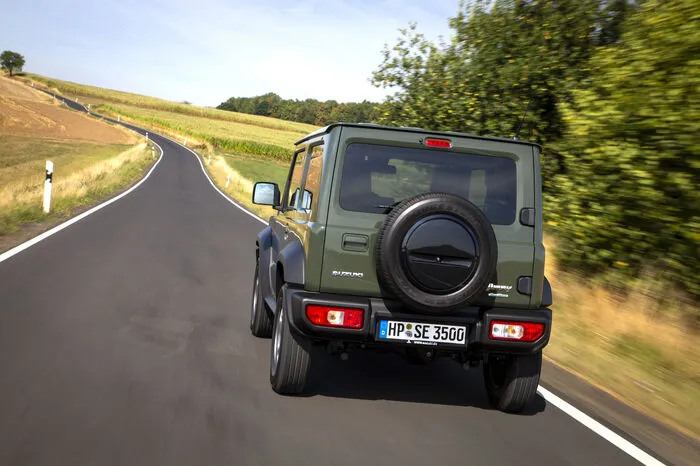 Die fleißigen Mitarbeiter von Suzuki sind mit dem Jimny auf diesem Sektor nämlich die einzigen, die noch echte Kraxelware ohne Firlefanz anbieten. Sachlich, kompetent und abseits befestigter Wege praktisch unschlagbar. Und nun, nach unglaublichen 21 Jahren, steht der Nachfolger endlich beim Händler.