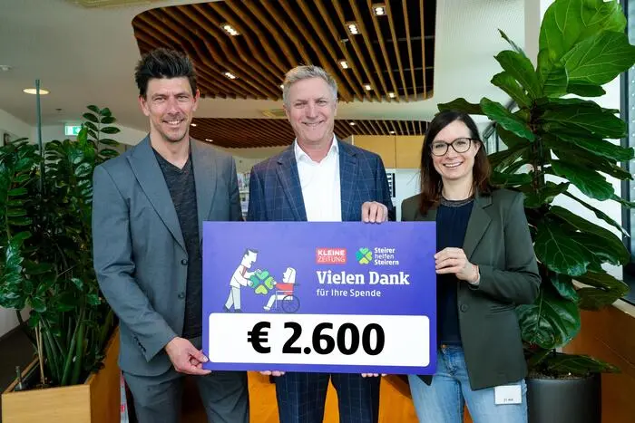 Walter Khom (Mitte) übergibt den Scheck über 2600 Euro an Andreas Prückler und Sandra Bleiberger-Krajnc