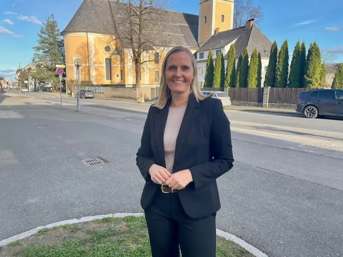 Grünen-Gemeinderätin Maria Huber brachte die Idee des „Mitfahrbankerls“ in die Gemeinderatssitzung ein