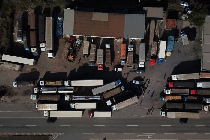 Der Protest der Fahrer richtet sich gegen hohe Dieselpreise des staatlichen Ölkonzerns Petrobras. Diesem war 2016 erlaubt worden, diese selbst festzulegen. Außerdem spielt der jüngste Anstieg der weltweiten Ölpreise eine Rolle.