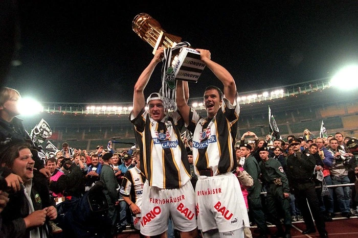 Dem Premieren-Titel ließ der SK Sturm im Jahr darauf gleich den nächsten Cup-Sieg folgen. Diesmal kamen 14.000 Fans ins Ernst-Happel-Stadion, um das 2:1 über die Vienna zu sehen. Die Torschützen für Sturm: Ivica Vastic (5./Elfmeter) und Jens Dowe (74.). Für die Vienna traf Mario Posch - ins eigene Tor (88.)