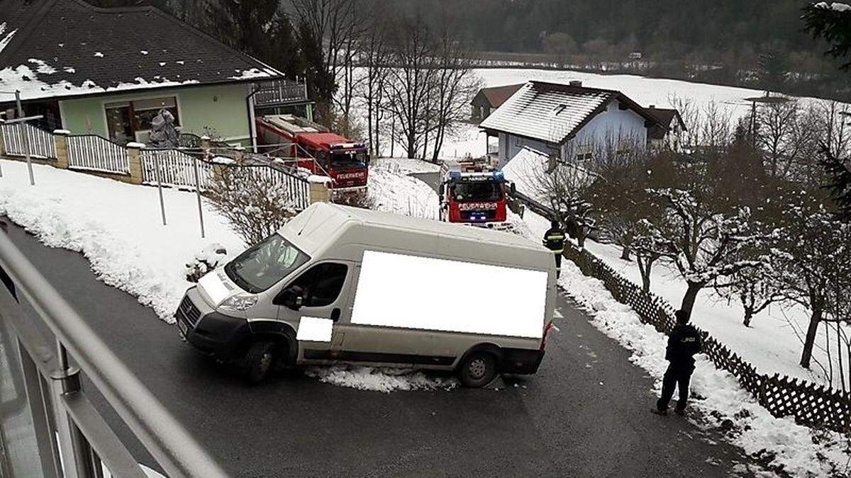 Die Freiwilligen Feuerwehren Afling und Kainach mussten den Transporter bergen