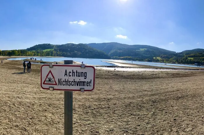 Das Betreten der Landzungen und des Seebodens wurde mittlerweile von der Gemeinde Stubenberg verboten: "Es ist zu gefährlich, da es viele schlammige Stellen gibt", so Vizebürgermeister Johann Buchegger.