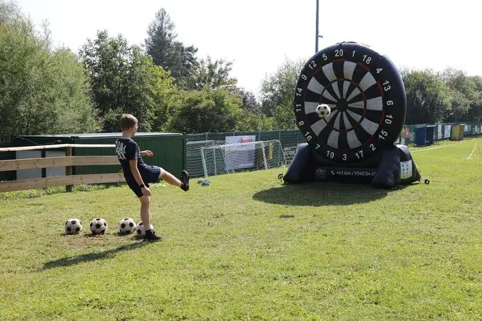 Sportliche Aktivitäten standen im Mittelpunkt des viertägigen Programms: Wandern, Bogenschießen, Fußball, Schwimmen und Volleyball boten den Jugendlichen vielseitige Möglichkeiten, sich auszuprobieren und Teamgeist zu fördern.