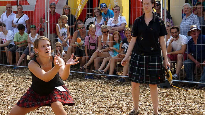 Bei den „Highlander Games“ war viel Geschick gefragt. Es galt auch ein Ei zu fangen