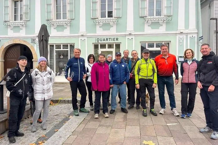 Vom Hartberger Hauptplatz aus startete eine kleine, aber motivierte Gruppe ...