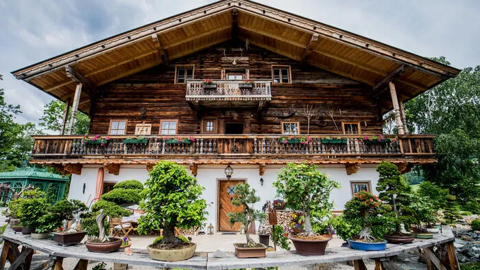 Das  Bauernhaus wurde Balken für Balken und Brett für Brett abgebaut, am Ende gab es rund 1100 Einzelteile, die alle genauestens nummeriert wurden. Die Arbeit hat sich gelohnt, wie man sieht.