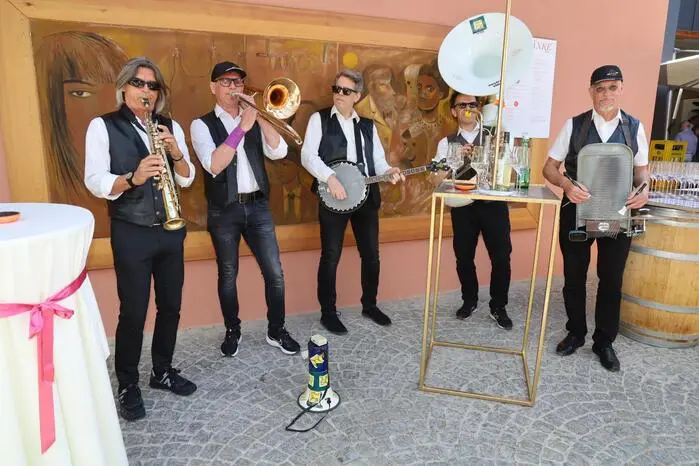 Für musikalische Unterhaltung sorgte die Fehringer Band „Soko Dixie“, die mit schwungvollen Rhythmen für ausgelassene Stimmung unter den Gästen sorgte.
