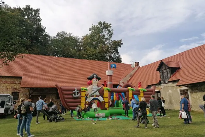 Besonders viel Spaß hatten die Kinder. Für sie gab es einen kleinen Vergnügungspark mit einem Karussell und einer Hüpfburg, sowie Kutschenfahrten und Vorlesestunden von den „Omas For Future“.