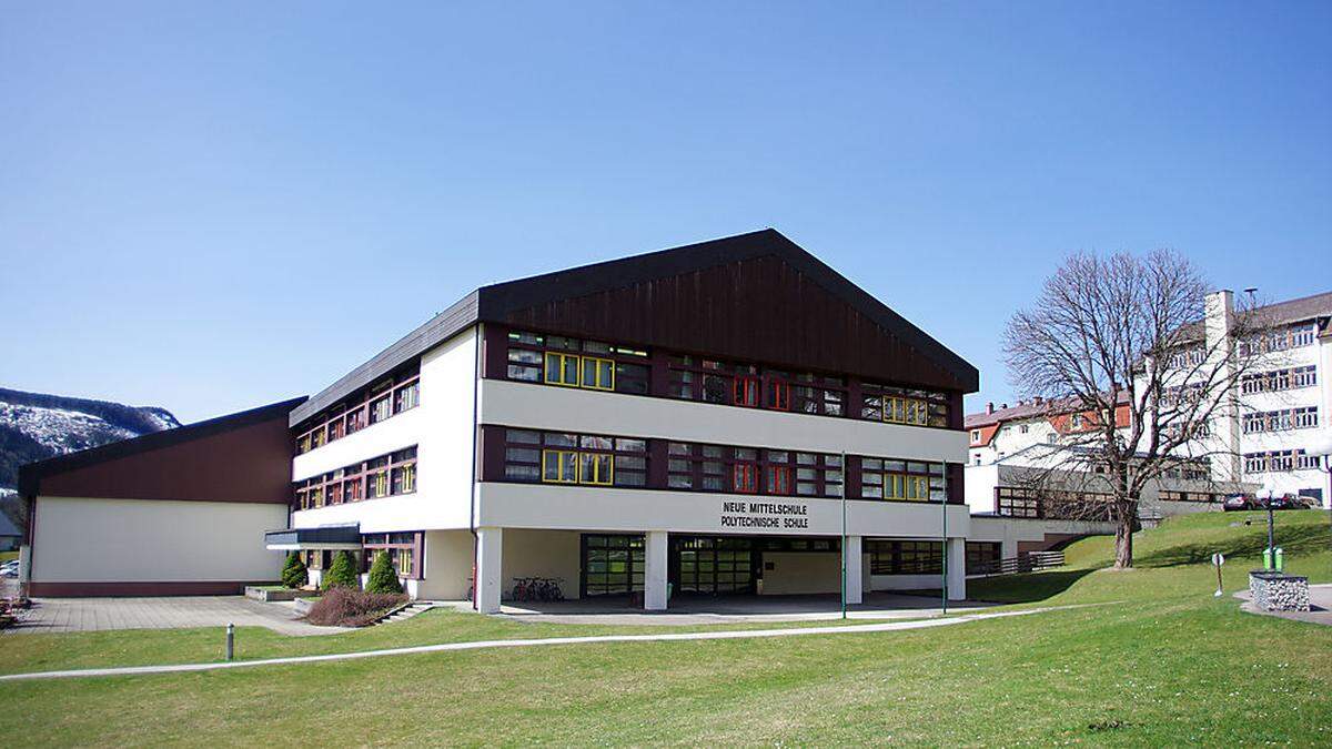 Turnsaal, Hauptschule, Poly und – über einen Verbindungstrakt – ganz rechts die Volksschule