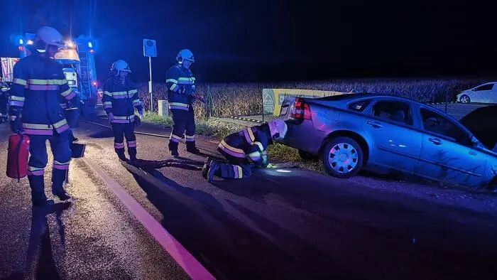 Die Feuerwehr Tieschen zog das verunfallte Auto aus dem Graben