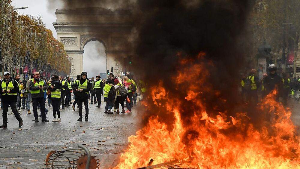 Die Demonstranten liefern sich in Paris eine Straßenschlacht mit den Sicherheitskräften 