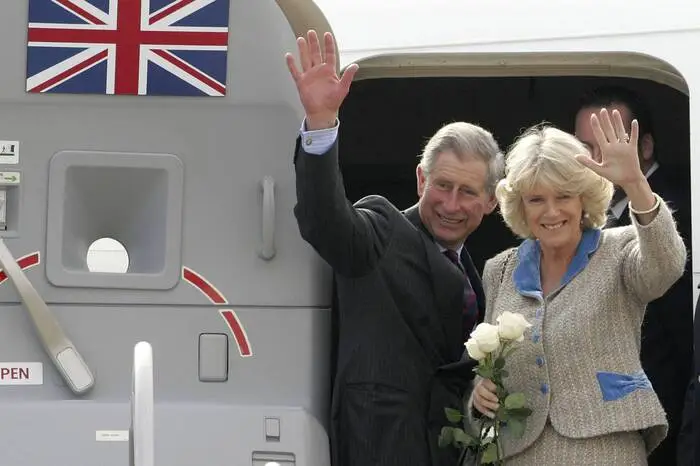 In den britischen Medien wurde die zukünftige "Queen Consort" regelmäßig als "Rottweiler" beschimpft, doch Camilla ließ sich von ihrem Weg nicht abbringen - und erarbeitete sich mit steigendem Stilbewusstsein ihren Weg nach oben.