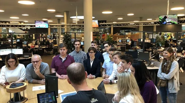 Im Newsroom der Kleinen-Zeitung-Hauptredaktion im Styria Media Center in Graz war die Schülergruppe der HTL Weiz bei einer Redaktionskonferenz mit dabei und lauschte den Gesprächen der Ressortleiter über die Themen des Online-Auftritts und der Zeitung des nächsten Tages. Und die Schüler wurden auch selbst zu ihren Ansichten befragt.
