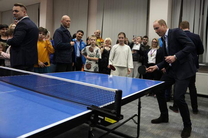 Der britische Thronfolger Prinz William beim Tischtennis