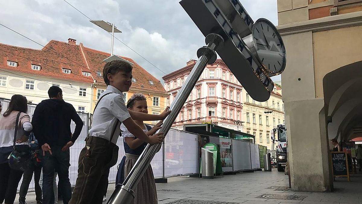 Am 13. Juli fuhr ein Lkw die Weikhard-Uhr nieder