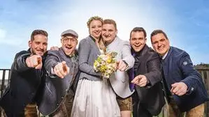 Julian Gigler mit seiner Frau Nina Hartlieb-Gigler und seinen Musikkollegen von „Die Südsteirer“