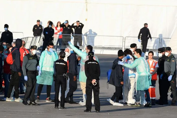 Nach dem Anlegen gingen zunächst Mediziner an Bord, um die Flüchtlinge untersuchen. Schwangere Frauen und Verletzte wurden ins Krankenhaus gebracht. Am Hafen standen 2320 Helfer bereit, um die Menschen aufzunehmen, darunter 470 Dolmetscher. Das Rote Kreuz verteilte Decken, Kleidung und Hygieneartikel.