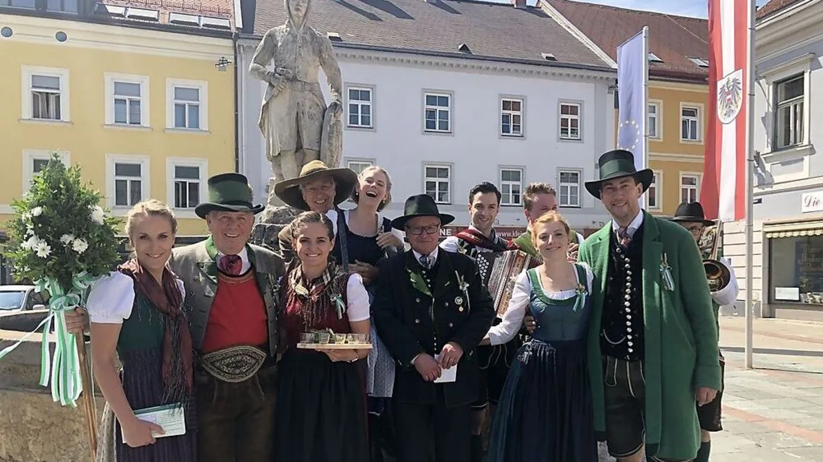D’Oberlandler z’Loibn waren unterwegs, um für ihren Oberlandler Kirchtag am kommenden Sonntag auf der Massenburg in Leoben zu laden