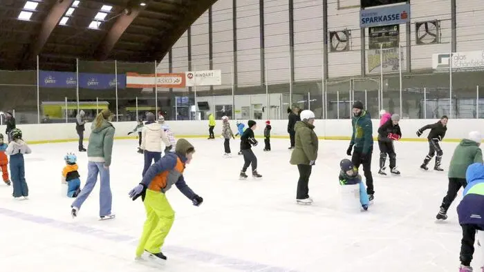 Hunderte Kufenflitzer waren am Samstagnachmittag Richtung Althofener Stadthalle gepilgert, um bei der ersten Eisdisco der Stadtgemeinde Althofen in der heurigen Saison mit dabei zu sein. 