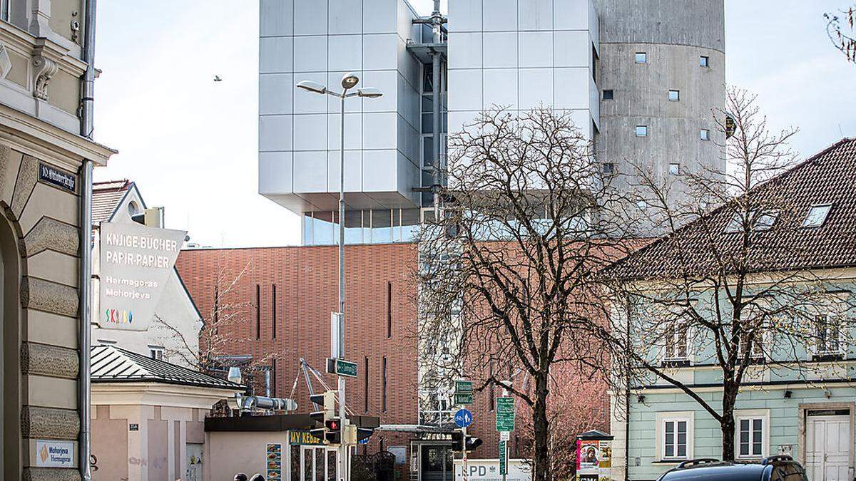 In der Landesleitzentrale in Klagenfurt werden jetzt alle Notrufe bearbeitet