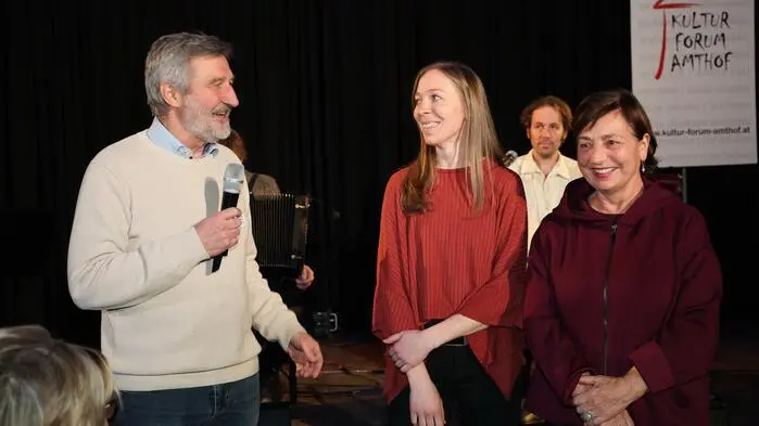Die Programmerstellung zum 13. Alpinfolk Festival wurde von Hanni Gerretsen, Michaela Faschinger und Kurt Sick zusammengestellt, der auch die Begrüßung der zahlreichen Konzertbesucher hat Kurt Sick“ vorgenommen hat.