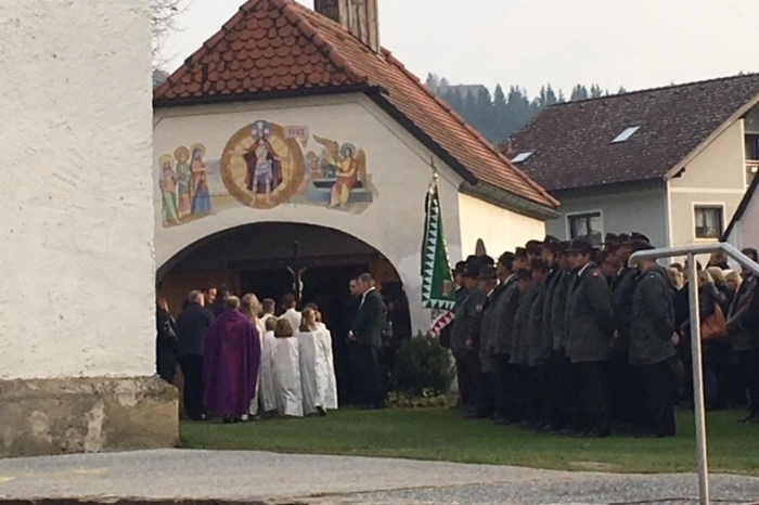 Rund 200 Trauergäste versammelten sich am Samtag in Stiwoll zur Verabschiedung von Gerhard E.