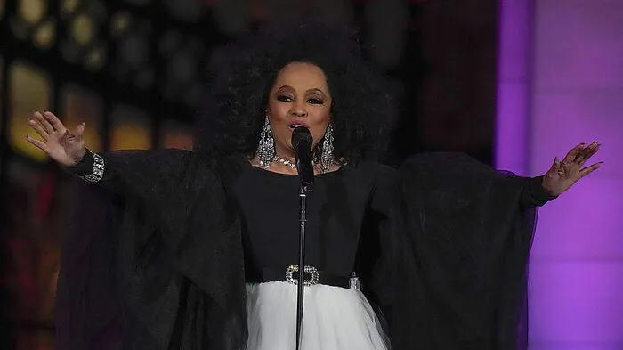 Die Queen of Motown, Diana Ross, gratulierte der britischen Monarchin und sang zum Grande Finale "Thank You"