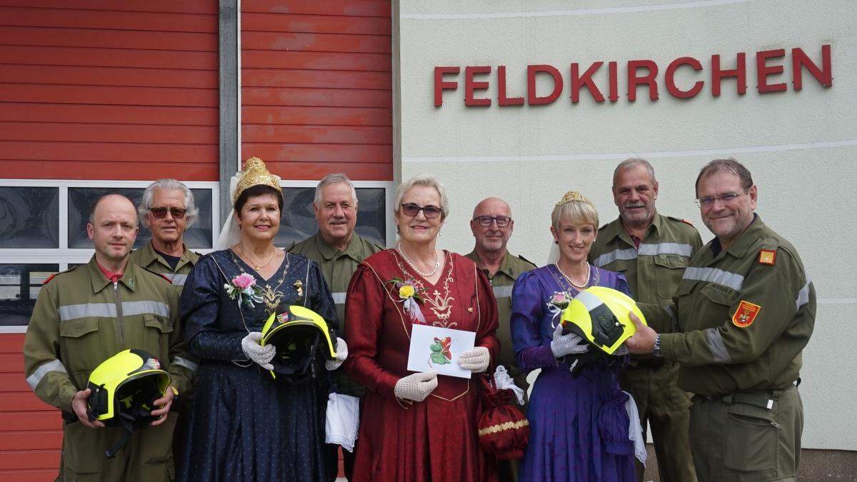 Die Bürger- und Goldhaubenfrauen übergaben die Spende an die Feuerwehr