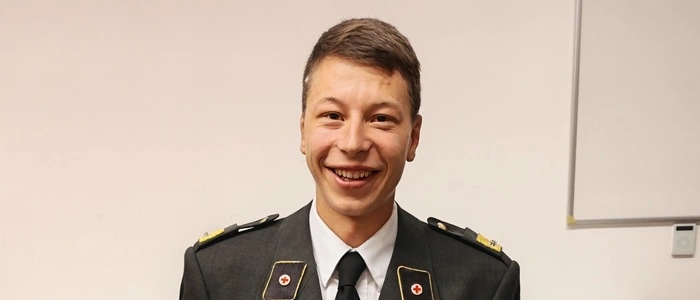 Ein junger Mann mit einer Auszeichnung
