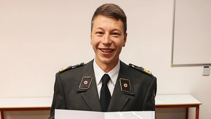 Ein junger Mann mit einer Auszeichnung
