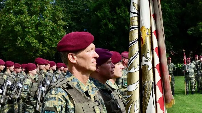 Mit einem beeindruckenden militärischen Festakt beging das Bundesheer gestern in Kötschach-Mauthen unter großer Anteilnahme der Bevölkerung den Traditionstag des Jägerbatallions 25, bekannt als Luftlande-Batallion im Verband der „leichten“ 7. Jägerbrigade. Diese Einheit pflegt bekanntlich die Tradition des legendären Kärntner Hausregimentes, des k.u.k „Infanterieregiment Graf von Khevenhüller Nr. 7“. Zugleich feierte der 1922 gegründete „Khevenhüller 7er-Bund“ sein 100Jahr-Jubiläum.