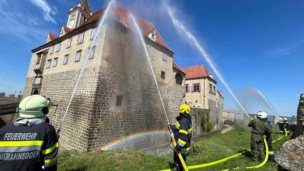Besonders das Löschen des historischen Gebäudes war eine große Herausforderung für die Feuerwehren