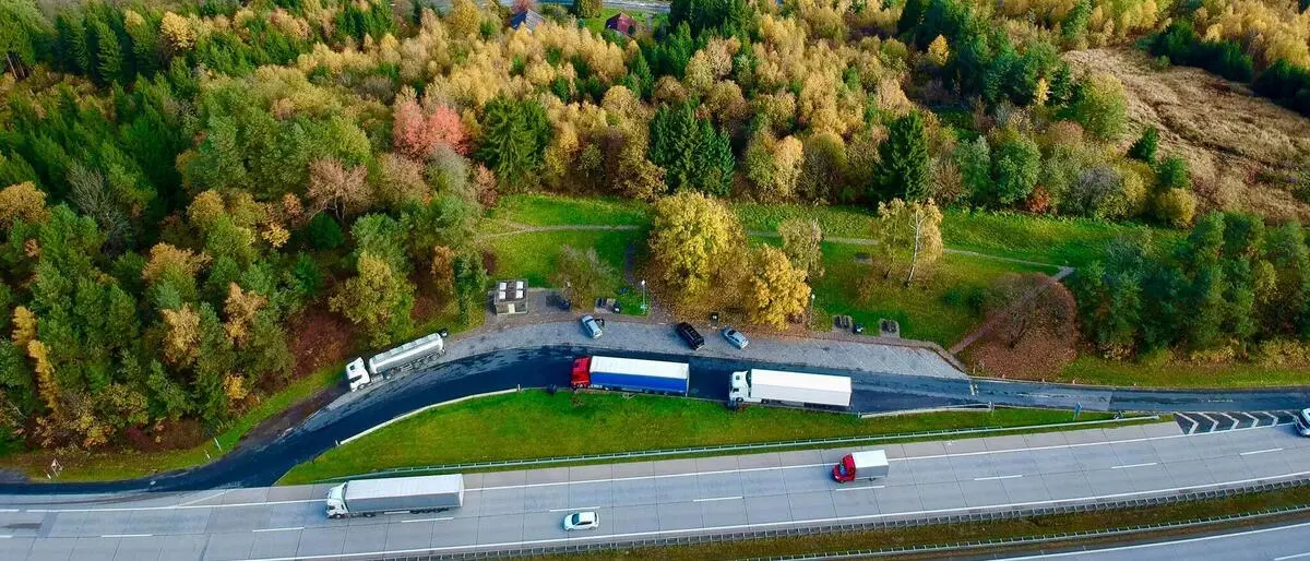 Der Autobahnrastplatz befindet sich oberhalb von Seeboden 