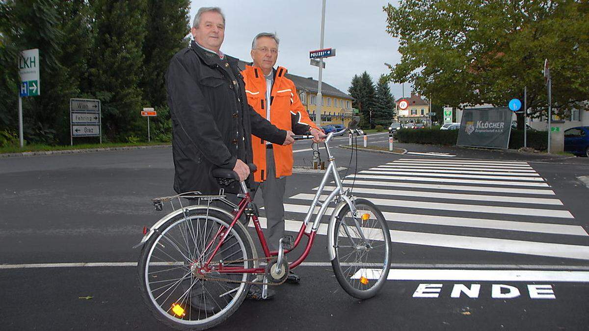 Bürgermeister Heinrich Schmidlechner und STED-Chef Karl Lautner An der LKH-Kreuzung. Radfahrer müssen hier absteigen