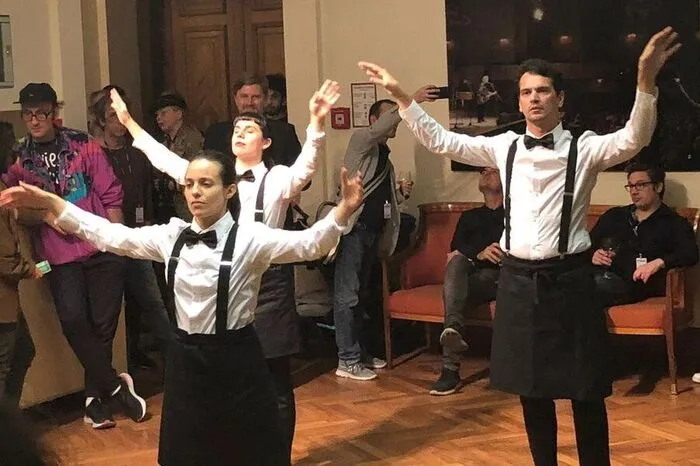 Im Grazer Congress ging die Eröffnung mit einer Reihe an Interventionen weiter - das Hotel Abyss hat nun offen.