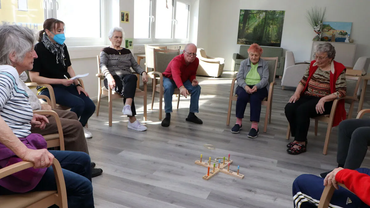 In der Spielrunde mit Jutta Brandstätter geht es lustig zu. Bewegung soll Spaß machen im Hilfswerk-Tageszentrum