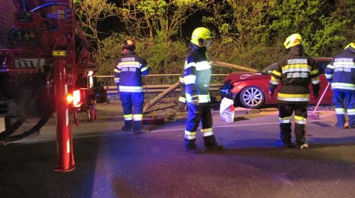 Der Lenker blieb unverletzt und lehnte einen Alkoholtest ab.