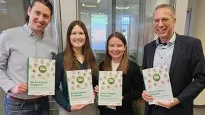 Sternad (rechts) mit dem Autoren-Team der FH Kärnten