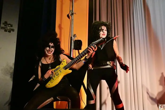 Als dann noch die maskierten „Kiss“ auf die Bühne kamen und einige ihrer Hits vortrugen, war der Saal am Kochen.