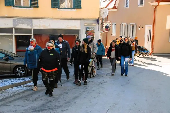 Organisiert wurde der Lauf vom Verein „ KulmX“ , dem „Sparverein Roma“ und dem Freizeitclub „WachAuf“. Treffpunkt war bei der Oststeirerhalle. Es gab verschiedene Streckenlängen. Was auch nicht fehlte, war eine Nudelparty des Teams des Gasthauses Wachmann in Romatschachen.
