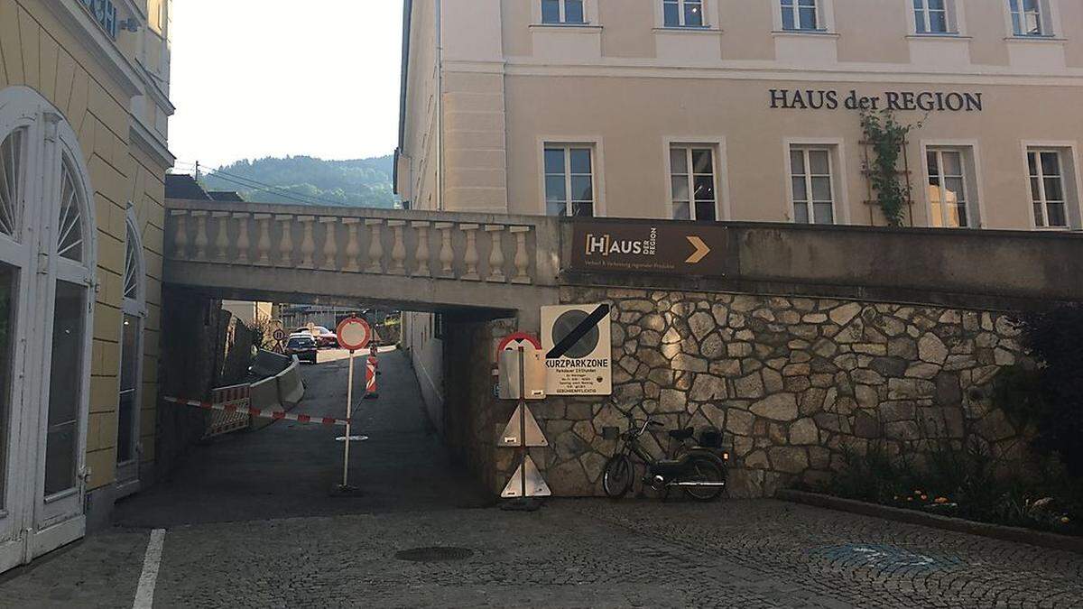 Die Beton- leitschienen bei der Unterführung der Schlossbrücke am Getreidemarkt in Wolfsberg wurden angebracht, das Stahlnetz für die Mauer fehlt noch