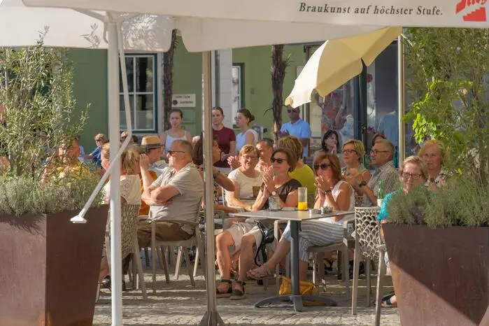 Der gut besuchte Hauptplatz war mit zahlreichen musikinteressierten Zuhörerinnen und Zuhörern gefüllt, die das dargebotene Konzert sichtlich genossen.