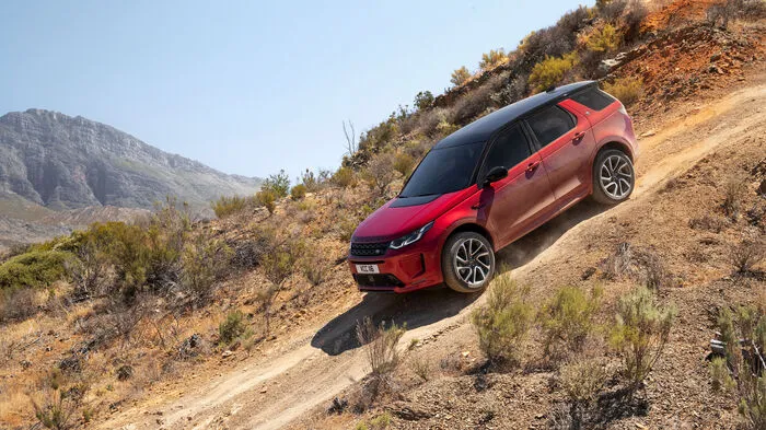 Land Rover hat schon SUV gebaut, da hatten findige Marktingmenschen den Begriff noch lange nicht erfunden. Und es ist jetzt auch schon wieder vier Jahre her, dass der Discovery Sport den Freelander beerbte, seines Zeichens erster kompakten Crossover der Marke. Insofern hat sich der Brite einen Boxenstopp inklusive Modellpflege verdient.