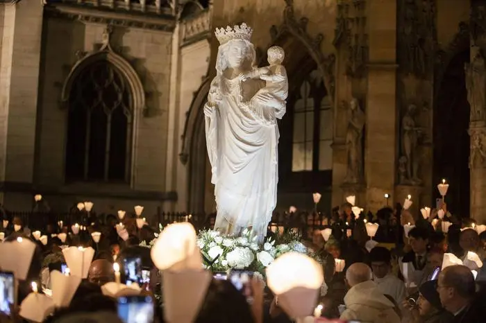 Notre Dame s Virgin Mary Statue Returned To Cathedral - Paris Torchlight procession through the streets of Paris to celebrate the return of the statue of the Virgin and Child will return to Notre-Dame de Paris Cathedral, rescued from fire on April 15, 2019 in Paris, France on November 15, 2024. A medieval statue of the Virgin Mary and Child has been returned to the Notre Dame cathedral in Paris, five years after fire devastated the historic building. A candlelit procession involving hundreds of people walked along the River Seine to mark the occasion. After undergoing extensive restoration works, the Notre Dame cathedral is scheduled to reopen on December 8. Photo by Jeremy Paoloni/ABACAPRESS.COM PUBLICATIONxNOTxINxFRAxUK Copyright: xPaolonixJeremy/ABACAx