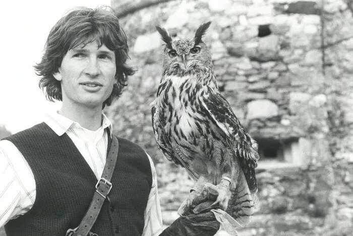 Michael Holzfeind mit Uhu "Oskar" im Gründungsjahr 1983